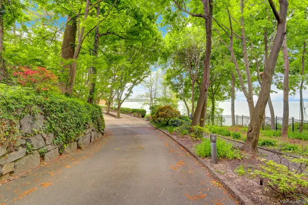 35 Sunview DR, Glen Cove, NY 11542