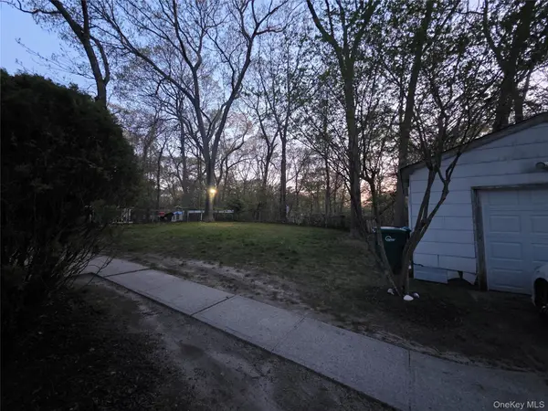 117 Maple AVE, Flanders, NY 11901