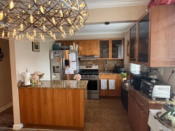 14 Edwards ST #2A, Roslyn, NY 11577