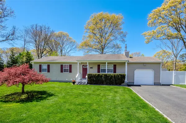 405 Puritan DR, Yaphank, NY 11967