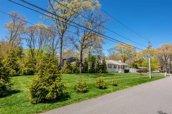 405 Puritan DR, Yaphank, NY 11967