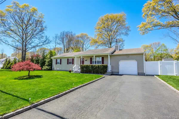 405 Puritan DR, Yaphank, NY 11967