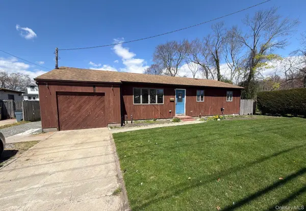 209 Moffitt BLVD, Islip, NY 11751