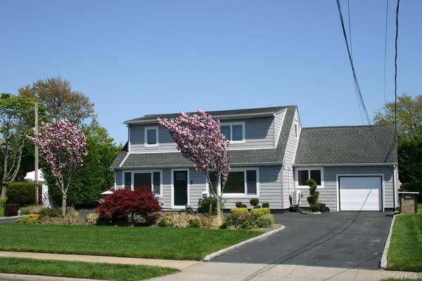 121 Ocean AVE, Massapequa, NY 11758