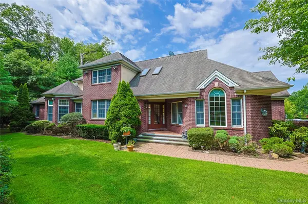 14 Belvedere CT, North Hills, NY 11030