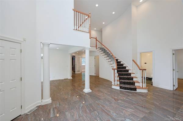 14 Belvedere CT, North Hills, NY 11030