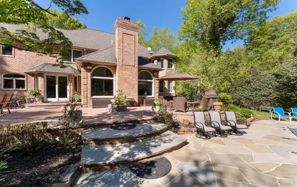 2 Spring Hill RD, Saint James, NY 11780