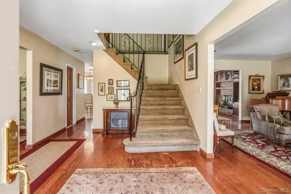 18 Lincoln AVE, Dix Hills, NY 11746