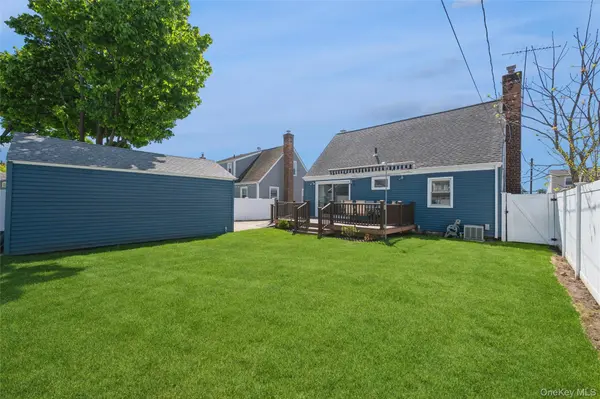 23 Gables DR, Hicksville, NY 11801