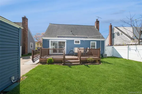 23 Gables DR, Hicksville, NY 11801