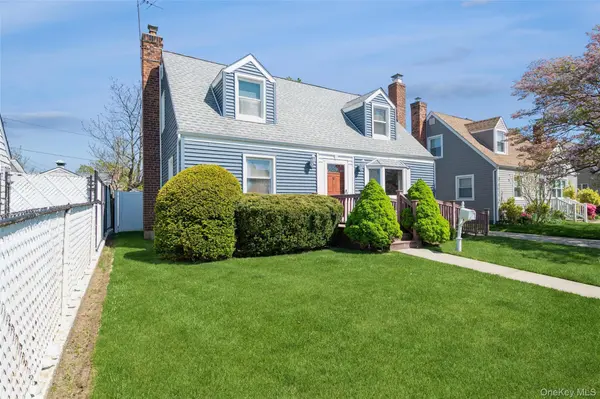 23 Gables DR, Hicksville, NY 11801