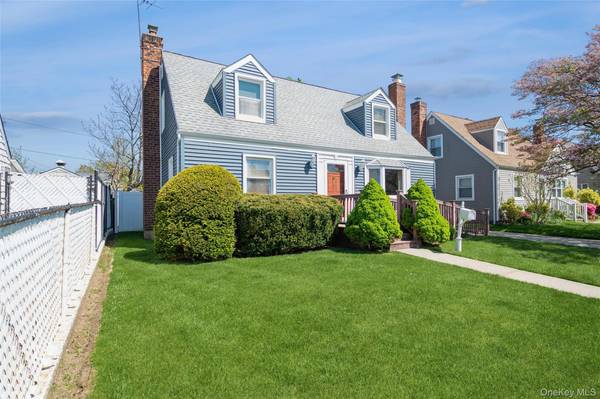 23 Gables DR, Hicksville, NY 11801