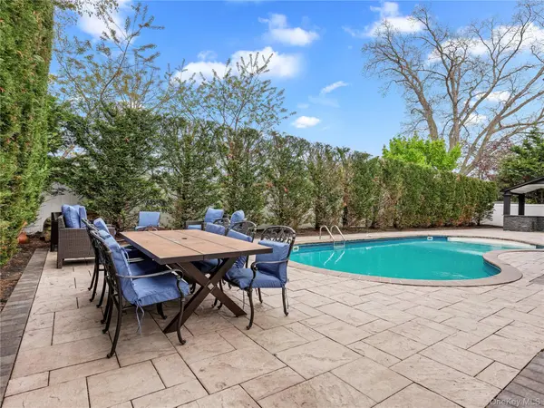 250 N 5th ST, Lindenhurst, NY 11757