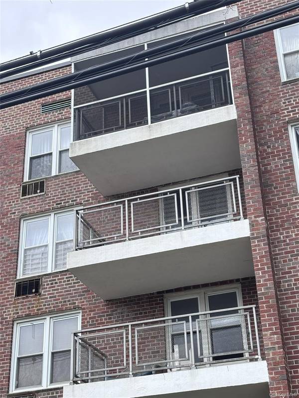 110 Brooklyn AVE #3Q, Freeport, NY 11520