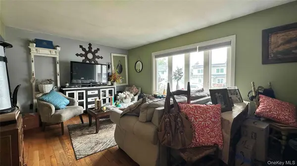 42 Kenwood AVE, Massapequa, NY 11758