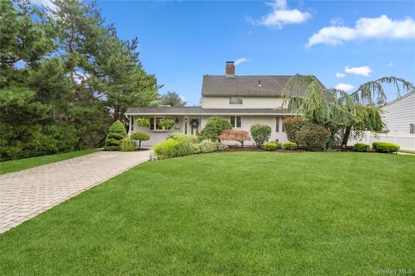 55 Duckpond DR, Wantagh, NY 11793