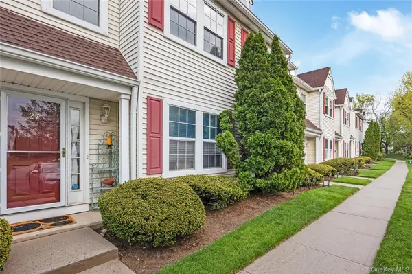 27 Stratford GN, Farmingdale, NY 11735