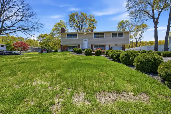 22 Fairway DR, Port Jefferson Station, NY 11776