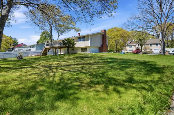 22 Fairway DR, Port Jefferson Station, NY 11776