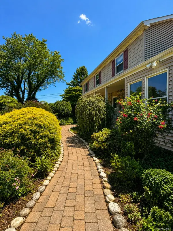 6 Roberts LN, East Moriches, NY 11940