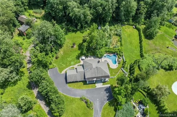 25 Montrose CT, Roslyn Harbor, NY 11576