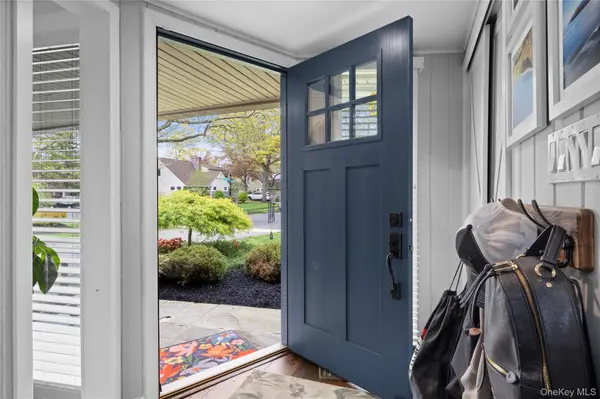 10 Oak Brook LN, Merrick, NY 11566