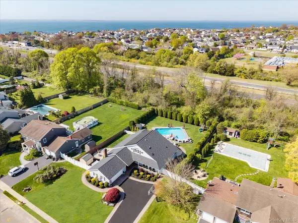 88 Pace DR, West Islip, NY 11795