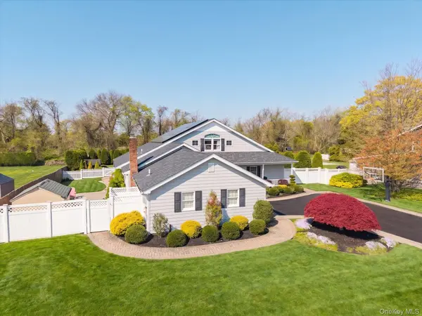88 Pace DR, West Islip, NY 11795