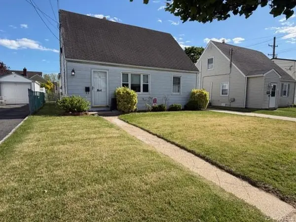 10 Ivy PL, Valley Stream, NY 11581