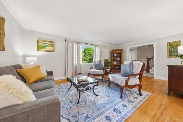 3 Camsanette CT, Glen Cove, NY 11542