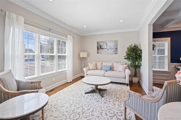 251 N Maple ST, Massapequa, NY 11758