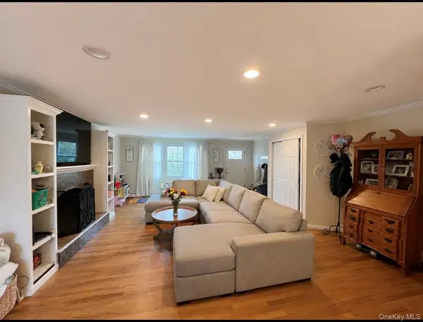 7 Bay ST, Center Moriches, NY 11934