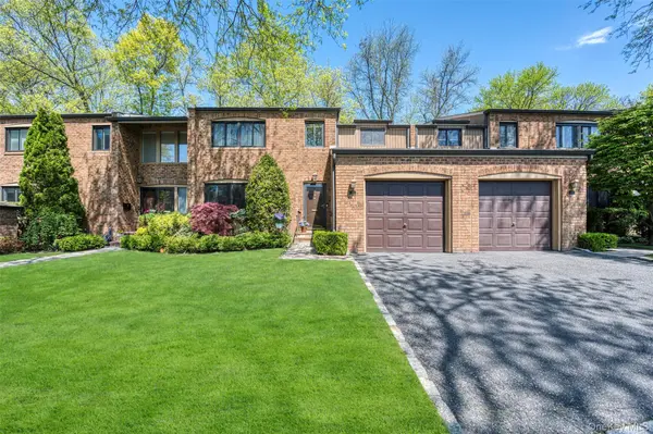 25 Windsor Gate DR, North Hills, NY 11040