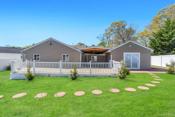 25 Snyder ST, Patchogue, NY 11772