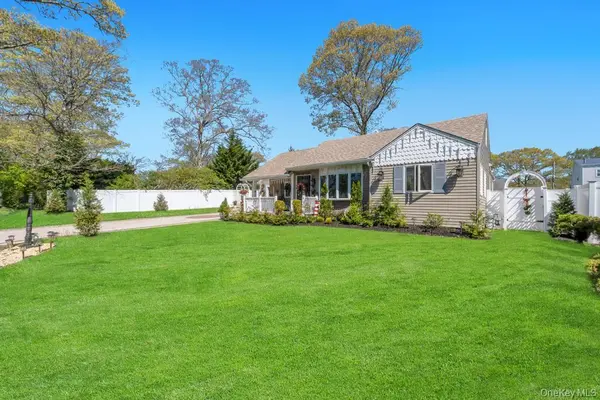 25 Snyder ST, Patchogue, NY 11772
