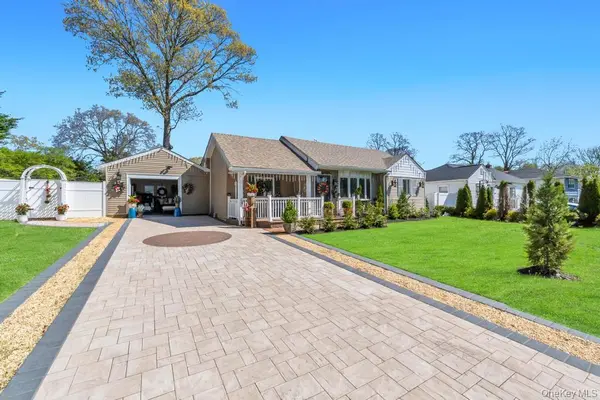 25 Snyder ST, Patchogue, NY 11772