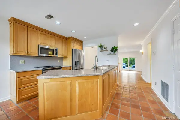 162 Southgate CIR, Massapequa Park, NY 11762