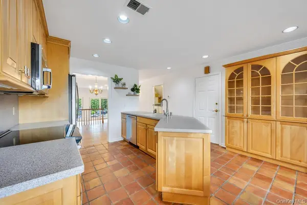 162 Southgate CIR, Massapequa Park, NY 11762