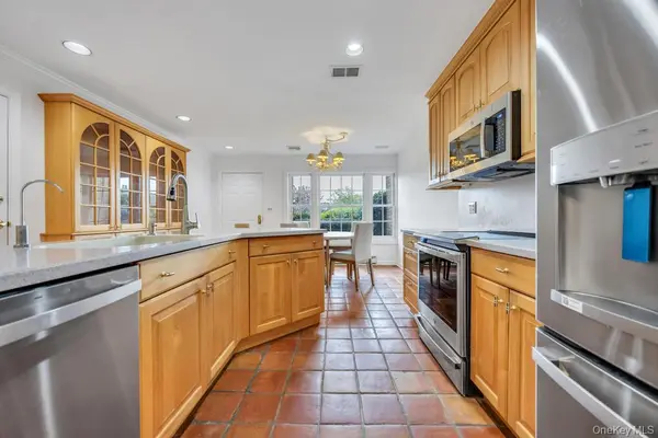 162 Southgate CIR, Massapequa Park, NY 11762