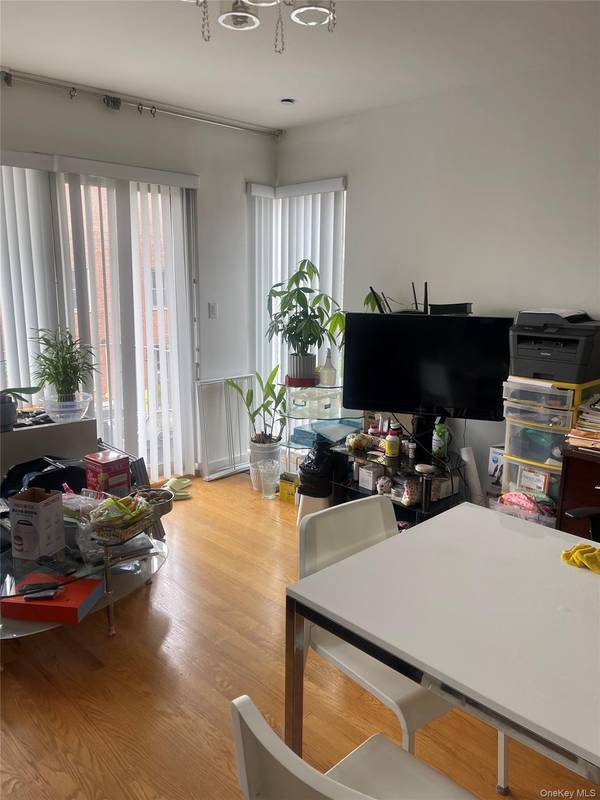 71-28 163rd ST #3B, Fresh Meadows, NY 11365
