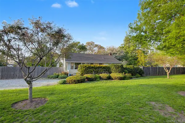359 Moffitt BLVD, Islip, NY 11751