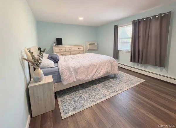 1004 N Broadway, Massapequa, NY 11758