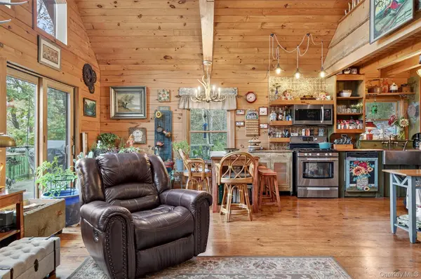 129 Hallock RD, Barryville, NY 12719
