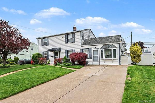 56 Haven LN, Levittown, NY 11756