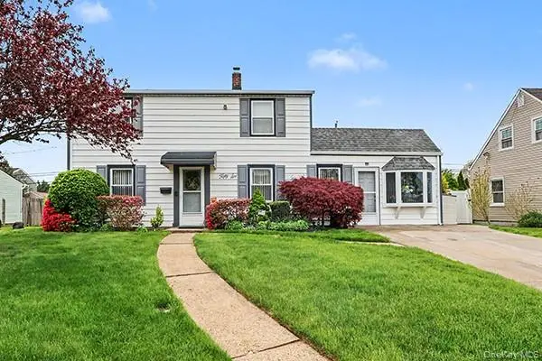 56 Haven LN, Levittown, NY 11756