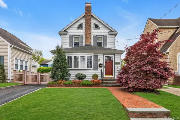 20 Highland PL, Great Neck, NY 11020