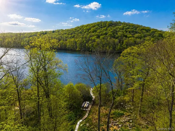 101 Seven Hills Lake DR, Carmel, NY 10512