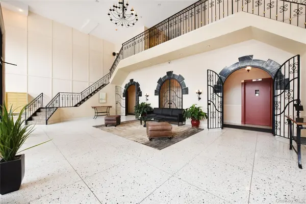 370 W Broadway #4Y, Long Beach, NY 11561