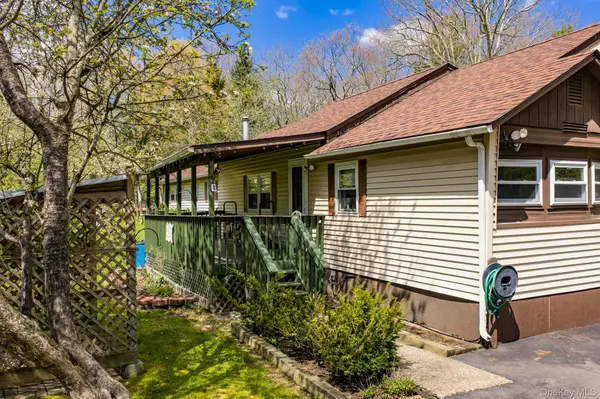 88 W Peenpack TRL, Sparrowbush, NY 12780