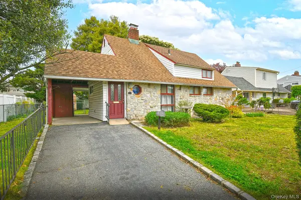 16 Springtime LN, Levittown, NY 11756